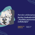 Gegužės 5 d. 18.00 val. Ąžuolyno bibliotekos Galerijoje (Radastų g. 2, 4 a.) vyks tapytojos Jovitos Varkulevičienės parodos „Paribio portretai – refleksijos“ pristatymas. Paroda yra skiriama psichikos sveikatos supratimo mėnesiui. Paribio portretai – refleksijos Socialinė meno praktika kaip tapybinio tyrimo laukas Ši paroda – tai meninis tyrimas, paremtas ilgalaike socialine praktika ir įgyta patirtimi dirbant su žmonėmis, turinčiais įvairių sveikatos sutrikimų. Nuo 2000-ųjų metų savanoriaudama psichiatrinėje ligoninėje bei socialinės globos įstaigose, vis giliau įsitraukiau į šių bendruomenių gyvenimą – ne tik kaip menininkė, bet ir kaip aktyvi dalyvė, stengdamasi būti šalia, kurti ryšį, kartu spręsti kasdienes situacijas bei inicijuoti kūrybines veiklas. Ši patirtis neabejotinai suformavo mano, kaip tapytojos, požiūrį į žmogų, jo aplinką, individualumą bei galimybę meną traktuoti kaip komunikacijos, refleksijos ir pažinimo priemonę. Šiame tyrime analizuoju individo, kaip psichologinio portreto, ir jo aplinkos santykį. Svarbu ne reprezentacija ar atpažįstamumas, bet emocinės būsenos, vidinės patirtys ir jų kaita. Tapydama atsisakau tradicinių autentiškų veido bruožų, atpažįstamos aplinkos ženklų – siekiu perteikti būsenos, o ne fizinės išvaizdos atspindį. Grubus, ekspresyvus tapybos paviršius, dažnai paremtas atsitiktinumo estetika, tampa autentikos, vidinio impulso ir socialinės tikrovės liudijimu. Šis tyrimas padėjo man suprasti, kad kūrybinis procesas svarbus ne tik kaip asmeninės refleksijos būdas, bet, visų pirma, kaip santykio kūrimo su kitu žmogumi forma, kuri leidžia kalbėti, būti išgirstam ir dalintis tuo, kas dažnai lieka nematoma. – Jovita Varkulevičienė Paroda eksponuojama nuo balandžio 28 d. iki gegužės 16 d. Renginio metu bus fotografuojama ir / ar filmuojama, todėl jūs galite būti matomi renginio nuotraukose ar vaizdo įrašuose, kurie gali būti paskelbti įvairiose medijos priemonėse.