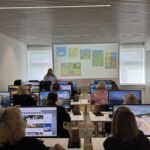 Šių metų gegužę „Google.org DI galimybių fondas: Europa“ mokymus užbaigė 45 mokyklų ir viešųjų bibliotekų darbuotojai. Jie gavo tarptautinės organizacijos MinaLearn pažymėjimus, patvirtinančius jų įgytas dirbtinio intelekto kompetencijas.