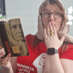 „Kas tarp eilučių“ – tai teminių tekstų apie literatūrą rubrika, kuri supažindina skaitytojus su galimu knygų šalutiniu poveikiu (terapiniu, skatinančiu įsimylėti, mokytis, kurti, kovoti už lygias teises). Dėl šalutinio poveikio pasitarkite ne tik su literatūrologu, bet ir kitu skaitytoju.
