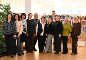 Ąžuolyno bibliotekoje gruodžio 1 d. apsilankė CoBaL svečiai iš Ukrainos, jiems bibliotekos specialistai pristatė medijų ir informacinio raštingumo bei skaitymo skatinimo programas Lietuvoje.