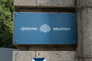 Ant pastato yra užrašas ĄŽUOLYNO BIBLIOTEKA.