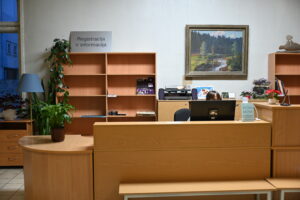 Jeigu eisite į K. Donelaičio gatvės pastatą, Jums reikia surasti rudą stalą. Prie šio stalo dirba bibliotekos darbuotojas.