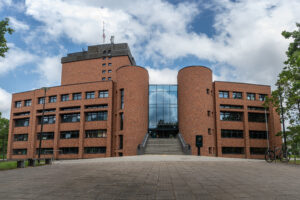 Biblioteka turi 2 pastatus. Pirmas pastatas yra Radastų gatvėjė 2.