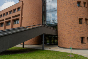 Pastatas turi didelius laiptus. Jeigu norite įeiti į biblioteką, Jums reikia eiti šiais laiptais.