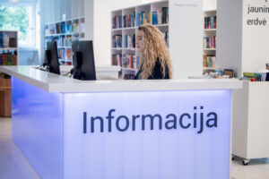 Bibliotekoje dirba daug darbuotojų. Darbuotojai atsakys į visus klausimus.