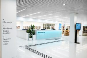 Jeigu eisite į Radastų gatvės pastatą, Jums reikia surasti baltą stalą su užarašu Informacija. Prie šio stalo dirba bibliotekos darbuotojas.