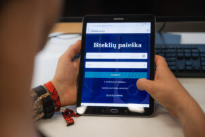 Knygas užsisakyti galima elektroniniame kataloge. Elektroninis katalogas yra bibliotekos knygų sąrašas. Elektroninis katalogas yra interneto puslapyje. Interneto puslapio adresas yra www.ibiblioteka.lt.
