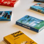 Balandžio mėnesį Ąžuolyno bibliotekoje analizavome lietuvių kalbą iš kiek kitokios perspektyvos. Čia vykęs projektas „Kalbà kal̃ba laisvai: kaip jaunimas šneka iš tikrųjų?“ sukvietė jaunimą ir akademinės bendruomenės atstovus pasikalbėti apie tai, kaip gimtoji kalba šiandien skamba jaunuolių lūpose. Jaunimo atstovai kartu su tyrėjais ne aiškinosi, kaip reikėtų kalbėti taisyklingai, o diskutavo, kodėl kalbame taip, kaip kalbame.