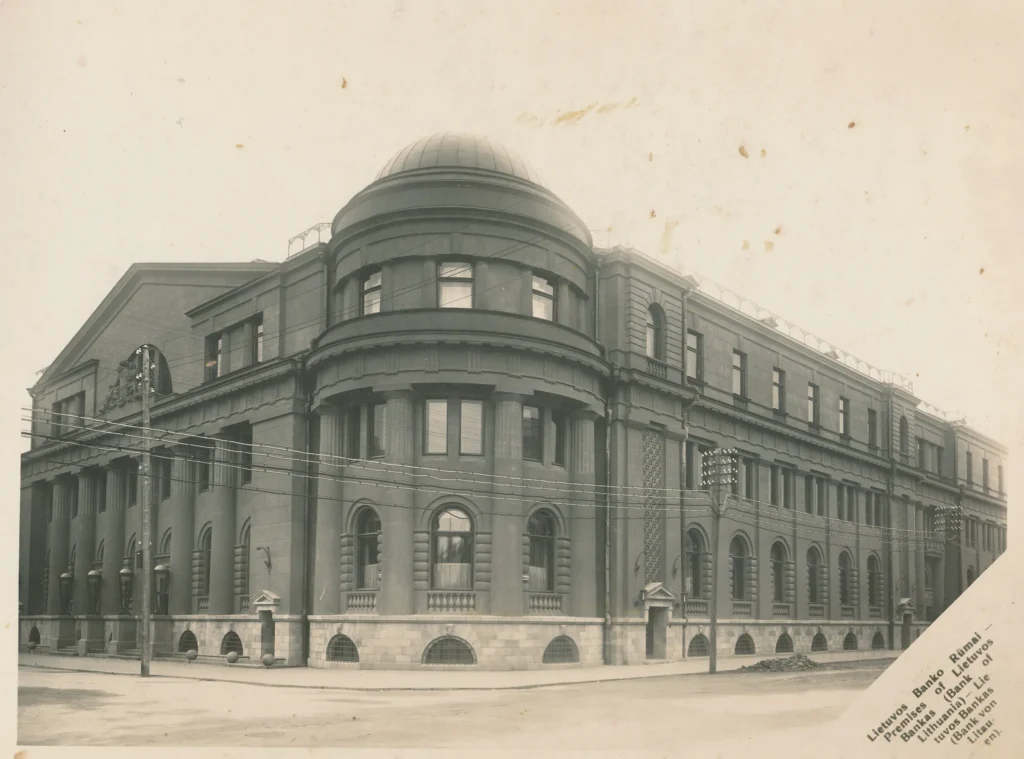 Fotonuotrauka iš J. Skrinskio albumo „Kaunas“. „Lietuvos Banko Rūmai“, 1930 m., Kauno miesto muziejus