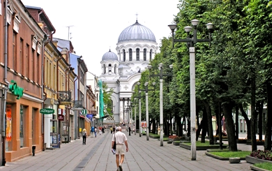 Įgulos Soboras – Šv. Arkangelo Mykolo bažnyčia (Nepriklausomybės a. 14A). 2004 m. Fotogr. R. Vaitilavičienė (Kauno apskrities viešoji biblioteka)