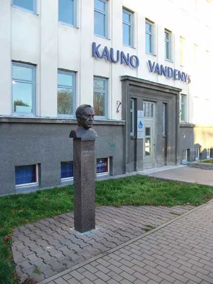 Inžinieriaus S. Kairio biustas prie pastato „Kauno vandenys“. 2004 m., V. Tamoliūnas [Iš Ąžuolyno bibliotekos fondų]