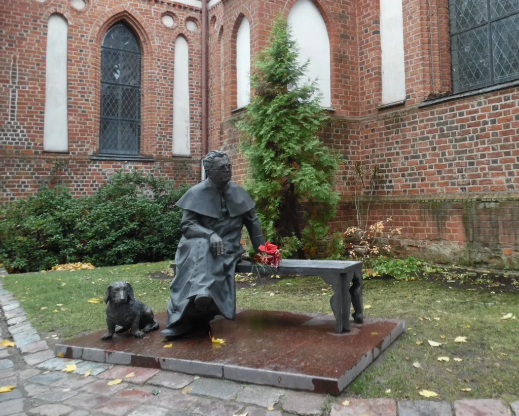 Juozo-Tumo Vaižganto paminklas prie prie Švč. Mergelės Marijos Ėmimo į dangų bažnyčios, . skrockaitė, 2019 m., iš Ąžuolyno bibliotekos fondų