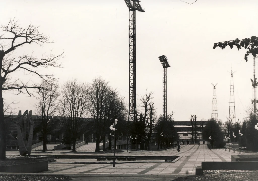 Kapitaliai perstatytas Sporto kombinato stadionas ir jo aplinka. 1980 m. Fotogr. A. Pleskačiauskas (Iš Ąžuolyno bibliotekos fondų)