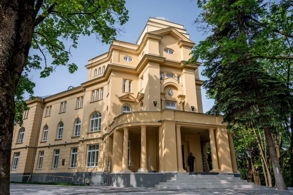 Kauno M. Petrausko scenos menų mokykla, 1925 m., https://www.kaunas.lt20250802nauja-erdve-vaiku-ugdymui-atgaivinimas-istorinis-vytauto-parko-kurhauzas