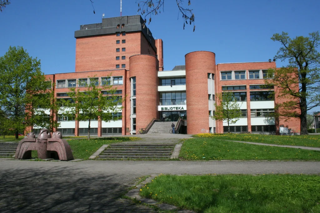 Kauno apskrities viešoji biblioteka. 2010 m. Fotogr. J. Černevičienė (Iš Ąžuolyno bibliotekos fondų)