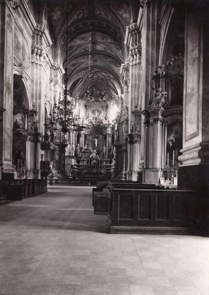 Kauno Šv. Apaštalų Petro ir Povilo arkikatedros bazilikos interjeras. XX a. 4 deš. Nežinomas fotografas [Maironio lietuvių literatūros muziejus, MLLM GEK 136344]