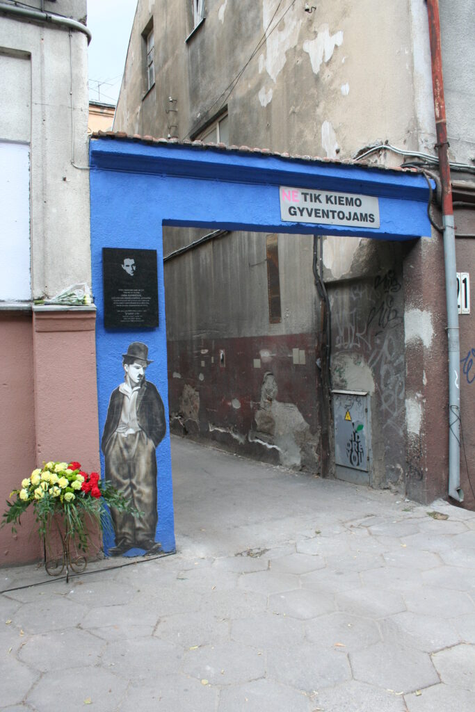 Įėjimas į Kiemo galeriją. 2015 m. Fotogr. A. Skrockaitė [Kauno apskrities viešoji Ąžuolyno biblioteka]