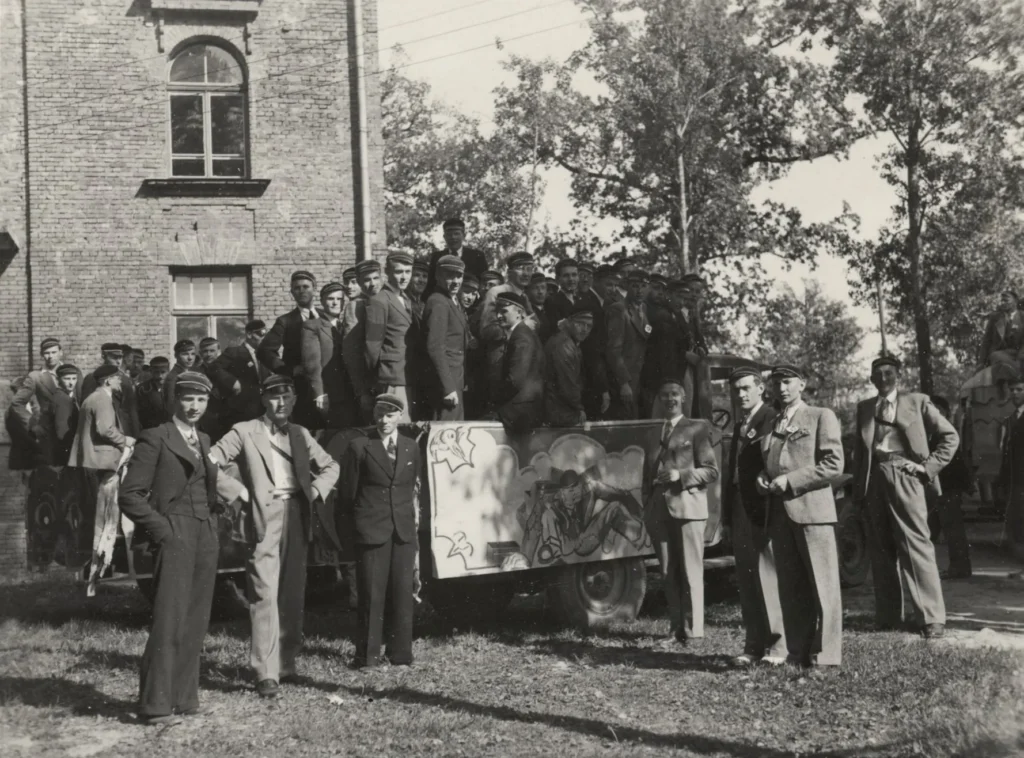 Korporacijos „Neo-Lithuania“ „fukselių“ gegužinė prie korporacijos rūmų, 1934, Nacionalinis M. K. Čiurlionio dailės muziejus
