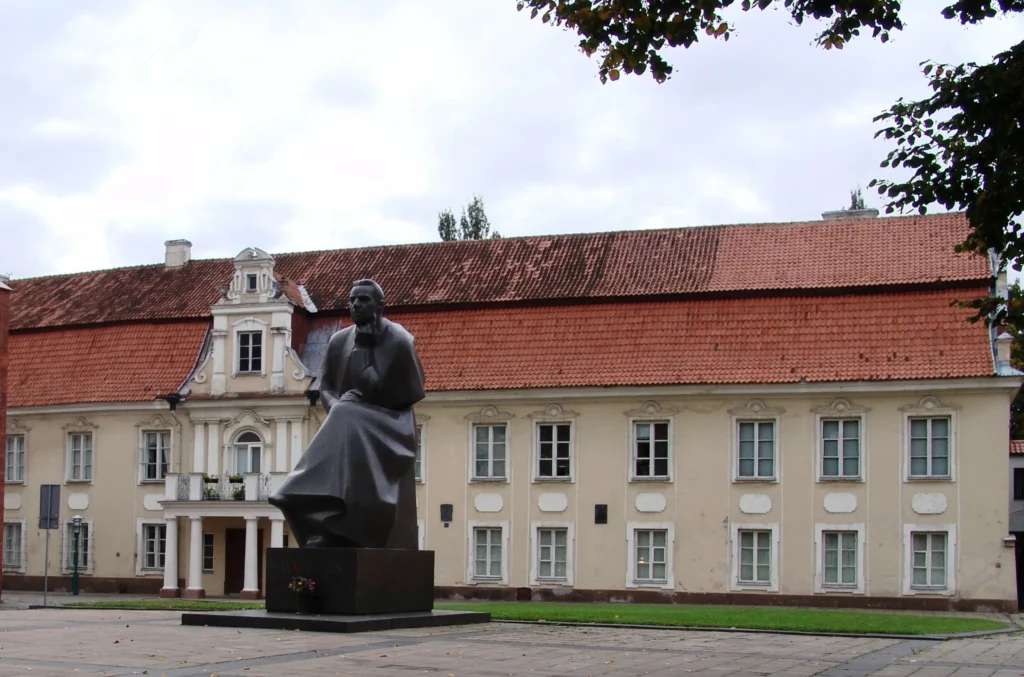 Maironio lietuvių literatūros muziejus, pažymėtas atminimo lenta ir poetui skirtas paminklas, 2004 m., V. Tamoliūnas, Iš Ąžuolyno bibliotekos fondų