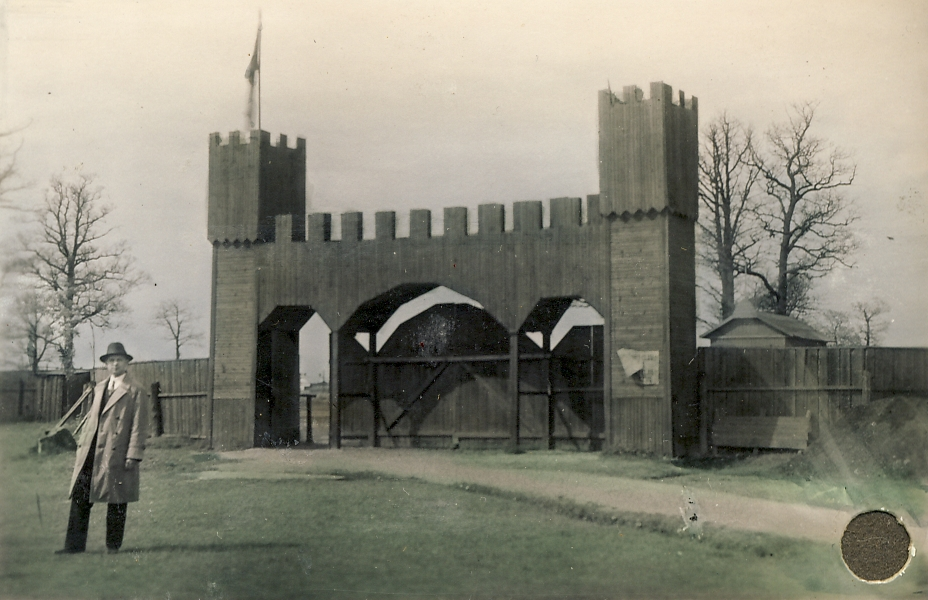 Mediniai Lietuvos fizinio lavinimosi sąjungos stadiono vartai. XX a. 4 deš. pr. Fotogr. J. Stanišauskas (Iš Ąžuolyno bibliotekos fondų)