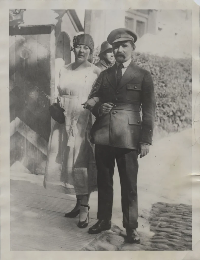 Pirmasis Lietuvos valstybės Prezidentas Antanas Smetona su žmona Sofija prie įėjimo į Prezidentūrą, 1919-1920 m., Lietuvos nacionalinis muziejus
