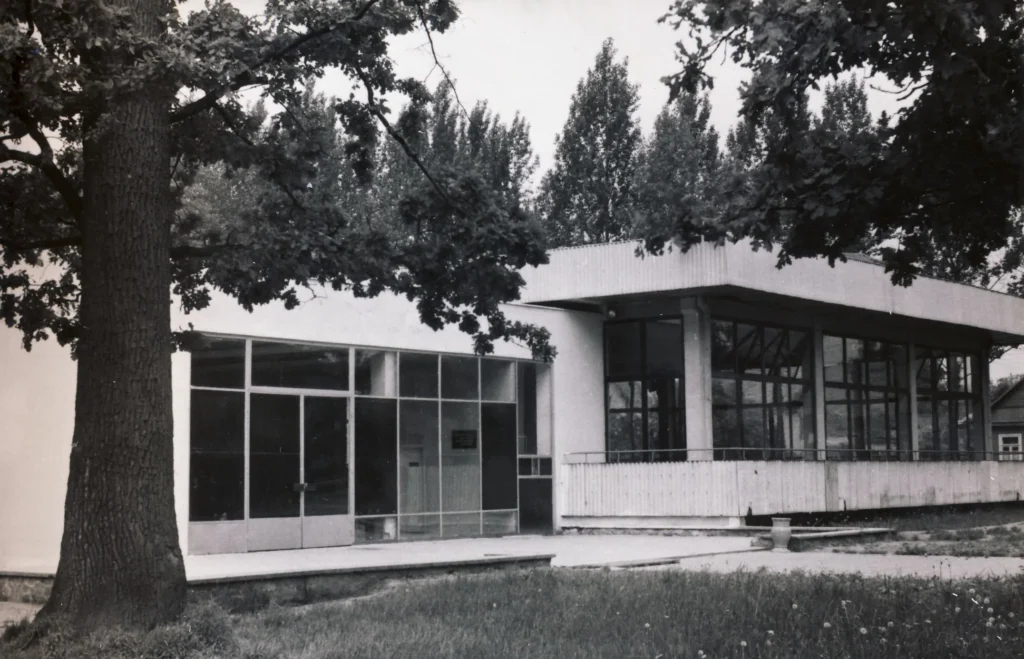 Šokių paviljonas Parodos kalne. XX a. 8 deš. Fotogr. P. Juozapavičius (Iš Ąžuolyno bibliotekos fondų)