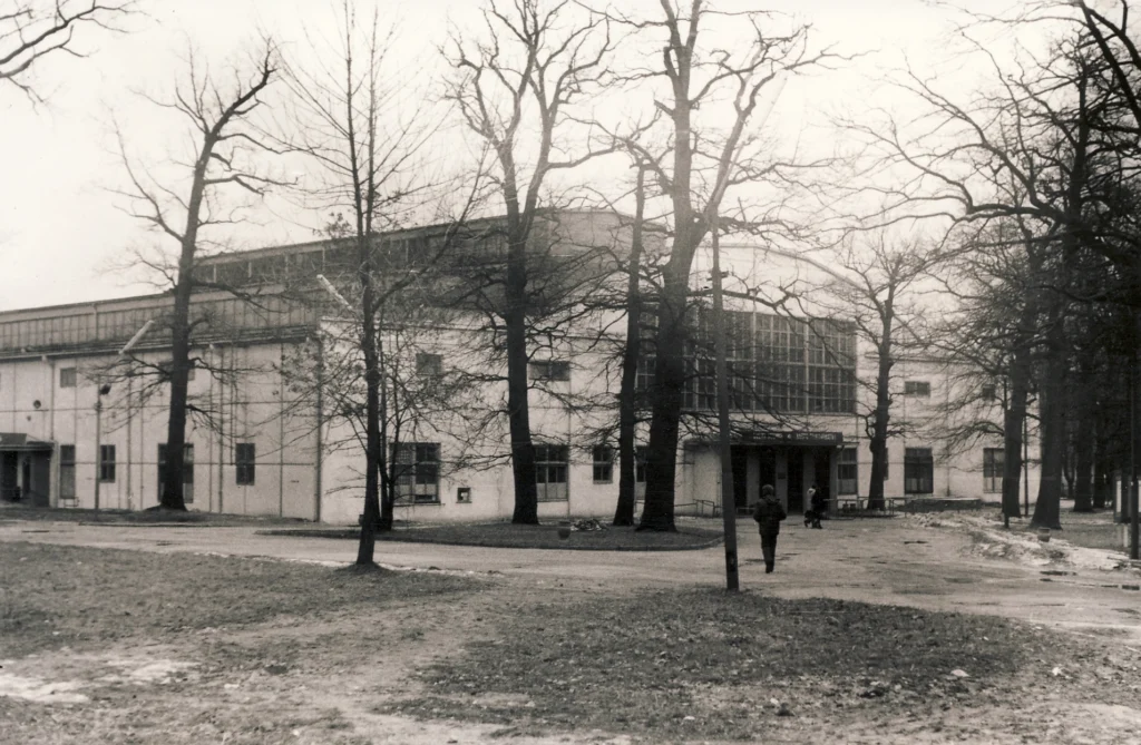 Sporto halė. 1979 m. Fotogr. A. Pleskačiauskas (Iš Ąžuolyno bibliotekos fondų)