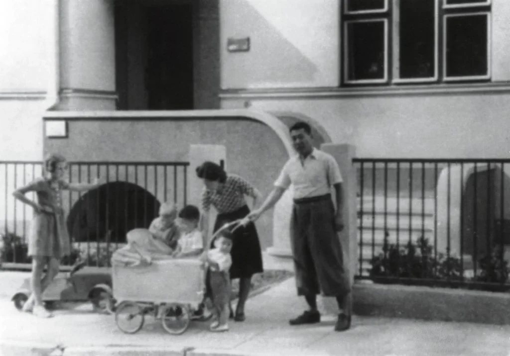 Sugiharų šeima prie konsulato, 1940 m., https://www.memorialmuseums.orgmemorialmuseumsugihara-haus#pid=5