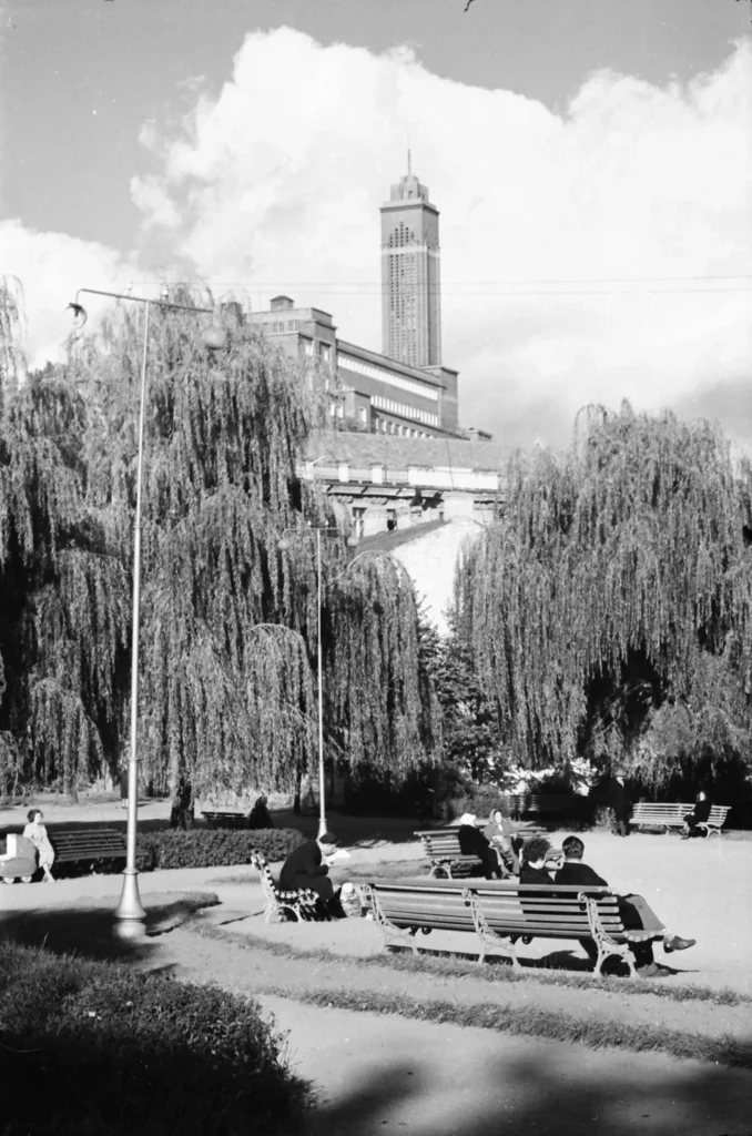 Tolumoje matyti Kauno Kristaus prisikėlimo bažnyčia, S. Lukošius, 1961 m., Kauno miesto muziejus