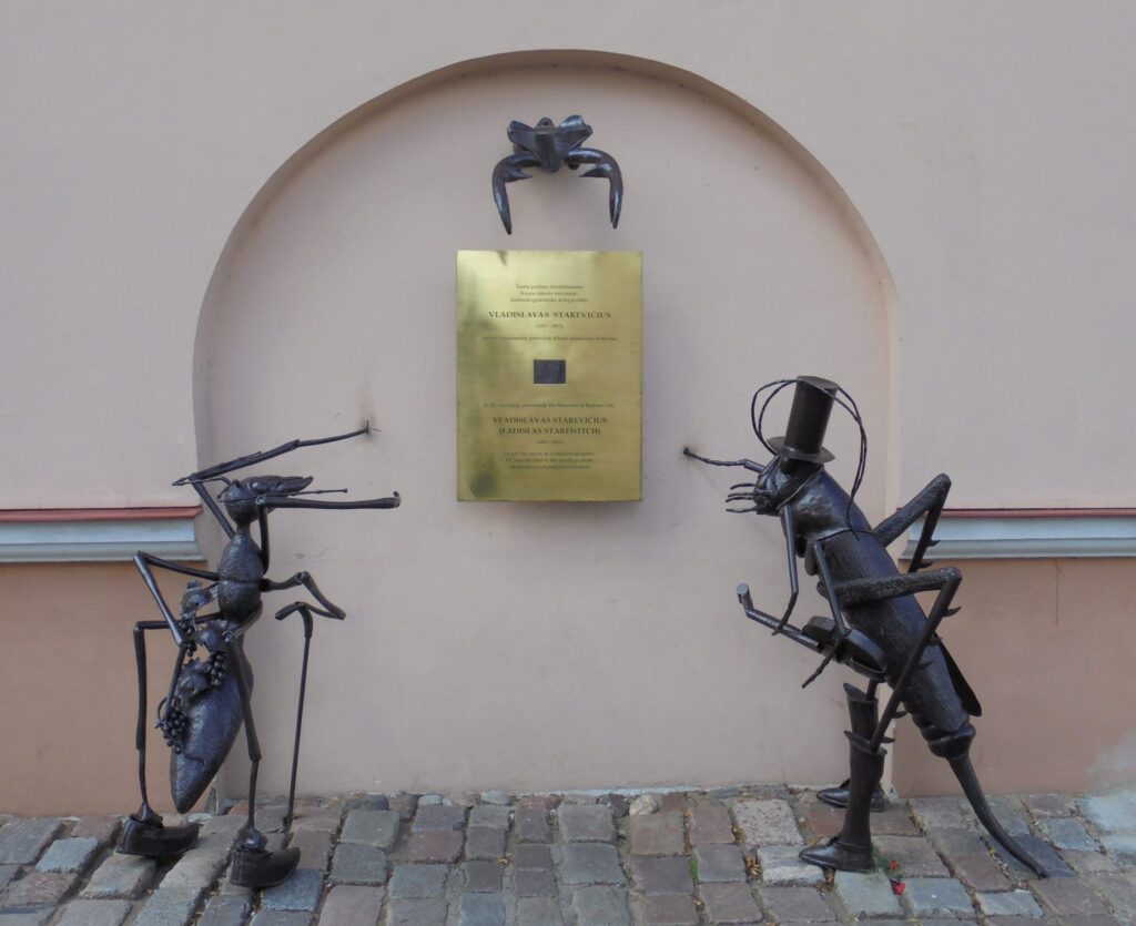 Atminimo lenta ir vabzdžių, animacinių filmų veikėjų, skulptūros (Rotušės a. 18). 2015 m. Fotogr. A. Skrockaitė [Kauno apskrities viešoji Ąžuolyno biblioteka]